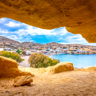 Uitzicht vanuit een grot bij Matala op Kreta
